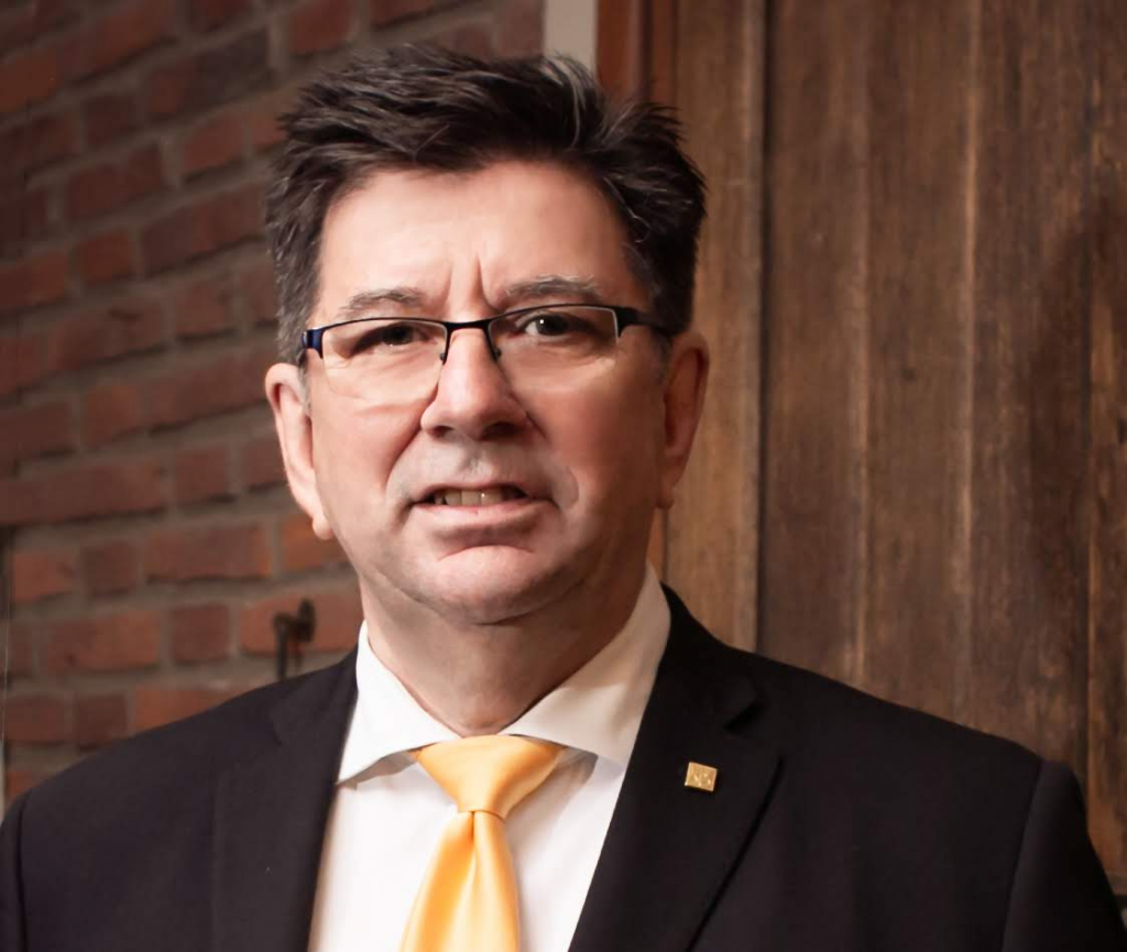 La imagen tiene un atributo ALT vacío; su nombre de archivo es Ingeniero-Capello-1024x865.png