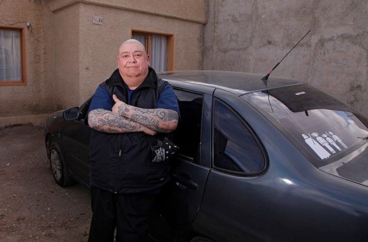 Cancelaron su fiesta de exalumnos y con esa plata le regalaron un auto a su amigo enfermero