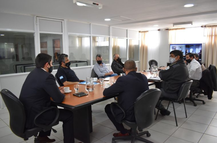 Policías acordaron aumento de hasta un 35 % para los rangos superiores