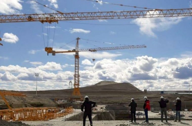 Por contagios, el gobierno paralizó la obra de las represas