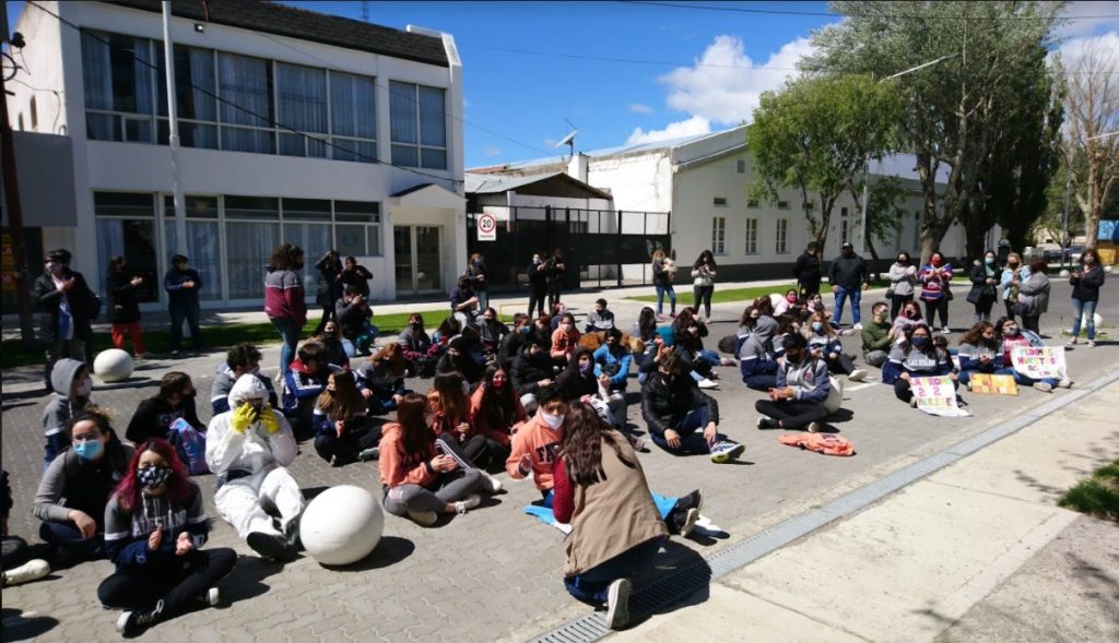 La imagen tiene un atributo ALT vacío; su nombre de archivo es Estudiantes-marcha-56-1024x589.jpg