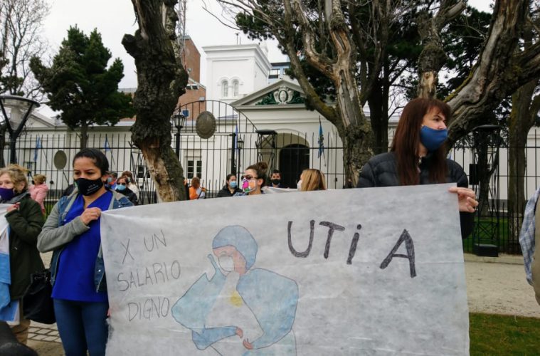 El personal de Salud marchó hasta Casa de Gobierno para pedir una audiencia con Alicia Kichner