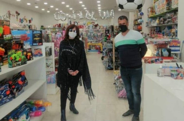 Recorridas comerciales, poca custodia y hoteles a medio ritmo, cómo son los días de Cristina Kirchner en El Calafate