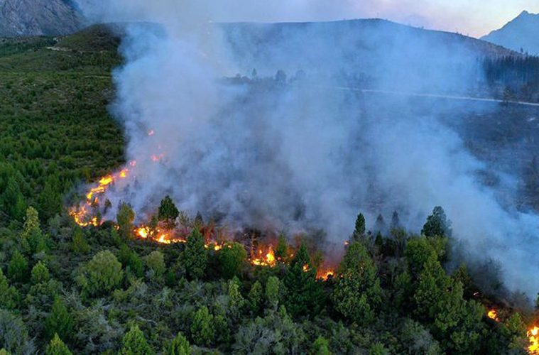 Pedirán a la ANAC que autoricen los vuelos privados para combatir el incendio