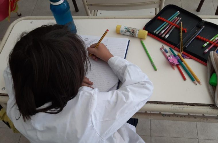 Su hija aprendió a leer a los 3 años pero el CPE no le permite el salto de grado, porque rindió libre en una escuela de CABA