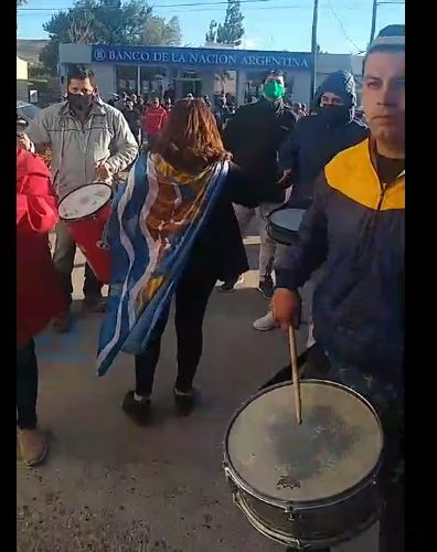 Piedra Buena: Con militantes en los pasillos para evitar la protesta afuera del edificio, el intendente Bodlovic inaugura el período de sesiones