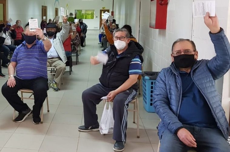 Ministro García: «ya se vacunó al 100% del personal de salud y al 52% de los adultos mayores de 60 años»