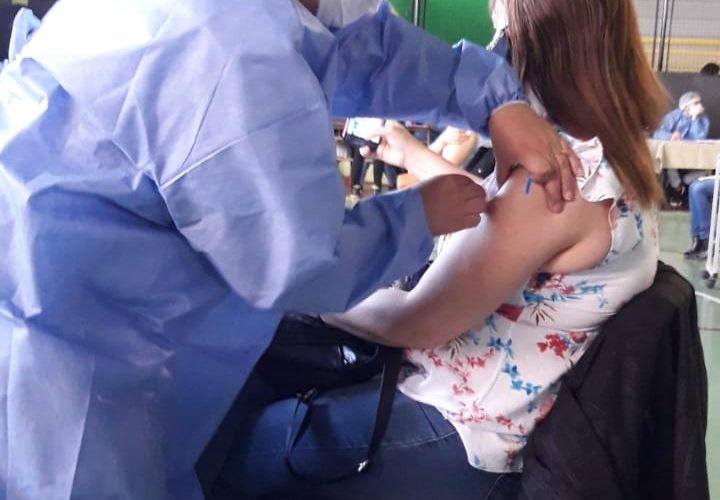 A dos meses de iniciada la campaña de vacunación a docentes, solo se inoculó al 15%