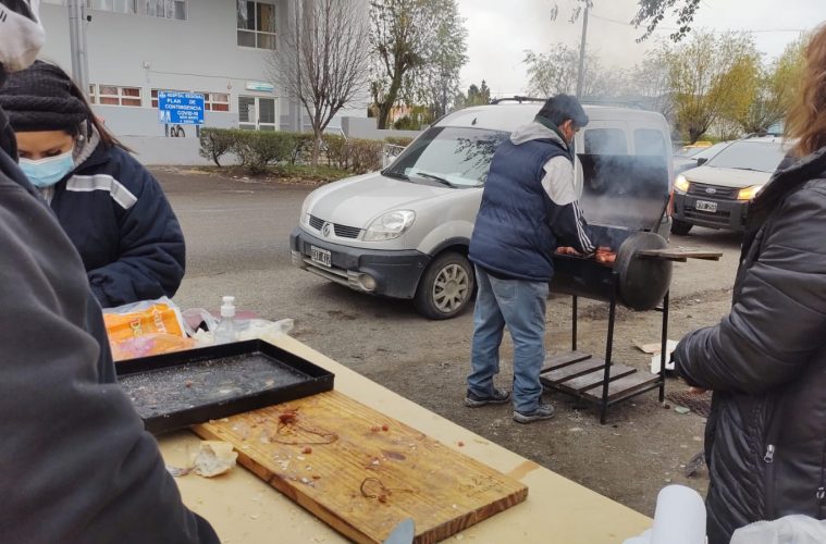 Enfermeros recaudaron fondos vendiendo choripanes para apoyar a quienes sufrieron descuentos