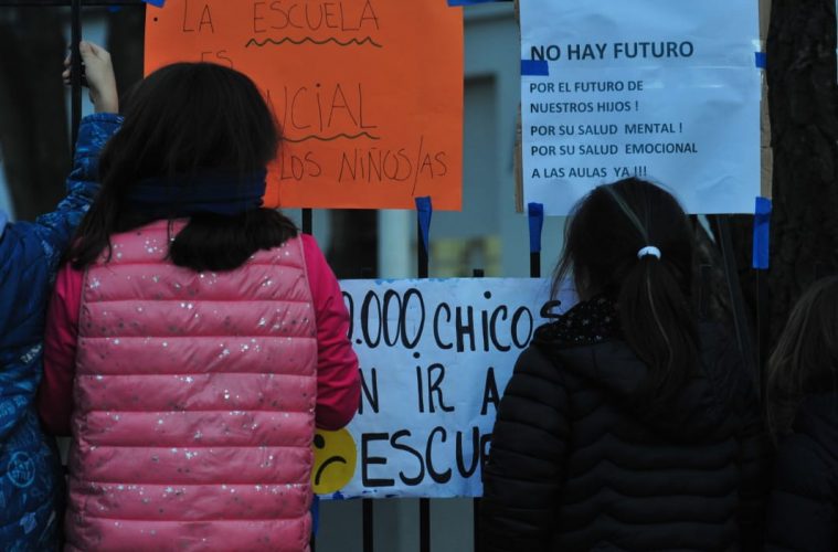 Clases presenciales: los padres reclamaron ante la gobernación que el semáforo epidemiológico se aplica en Santa Cruz de forma arbitraria