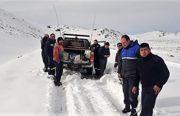 Evacúan de una estancia en medio de la nieve, a un joven que sufrió ataques de epilepsia