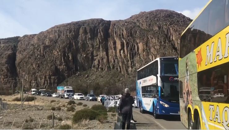 Vecinos que reclaman un terreno desde hace años se movilizaron en el acceso al pueblo